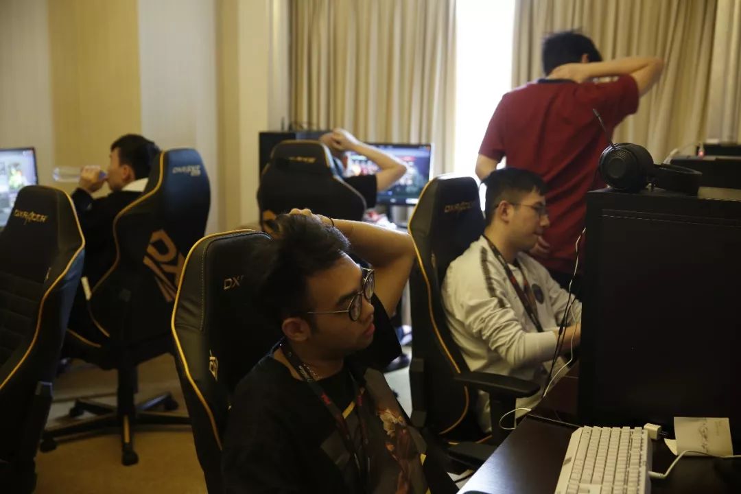 LPL英文流解说表示：只有LPL决赛不是3-0，真是太好了