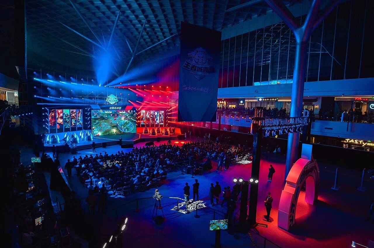 王继德分享了一张与Gugu／王多多的LPL全明星照片：“这两个人真的很帅，对吧？”