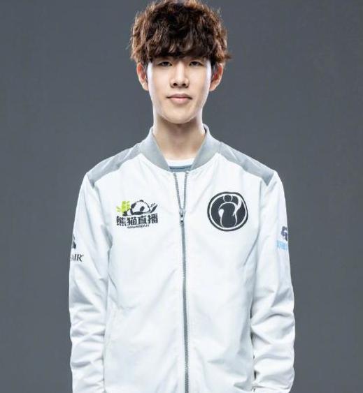 hallzerk ： “我认为我们输掉的5v3或4v3比任何其他队伍都多……这归结于个人失误”