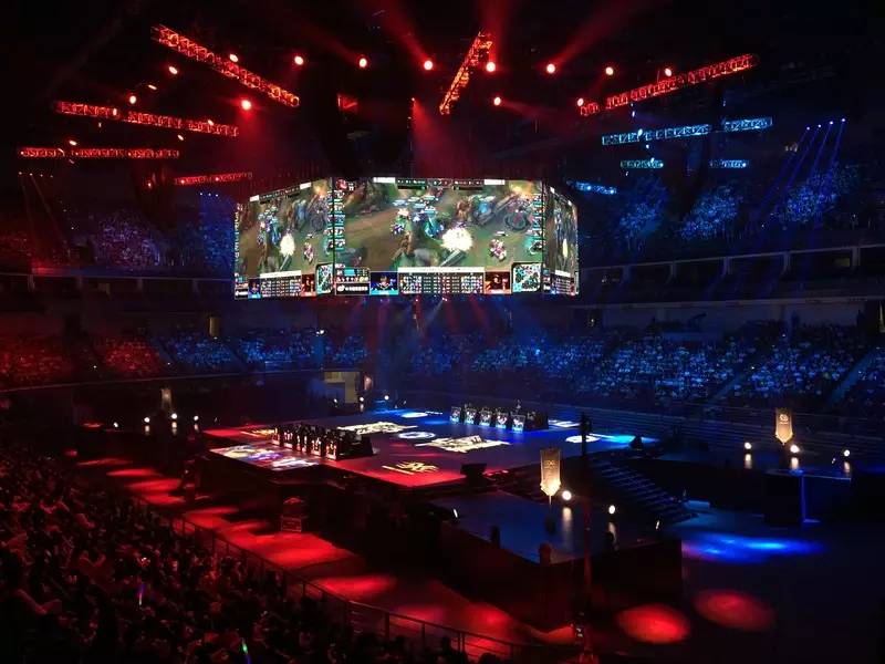 LEC夏季赛W4D1：FNC爆冷输TH让出榜首；四队力争常规赛第一