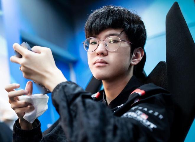 CSGO G2选手m0NESY比赛中卡bug又被喷