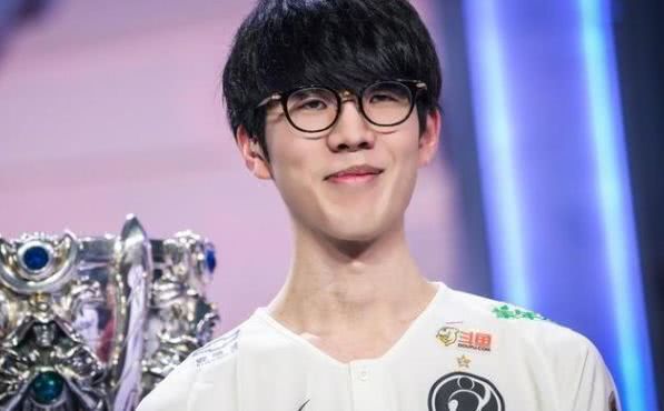 LPL 明天的首发阵容： Assum 对阵 Photic ， Angel 对阵 ZIKA 在 SOLO 比赛中